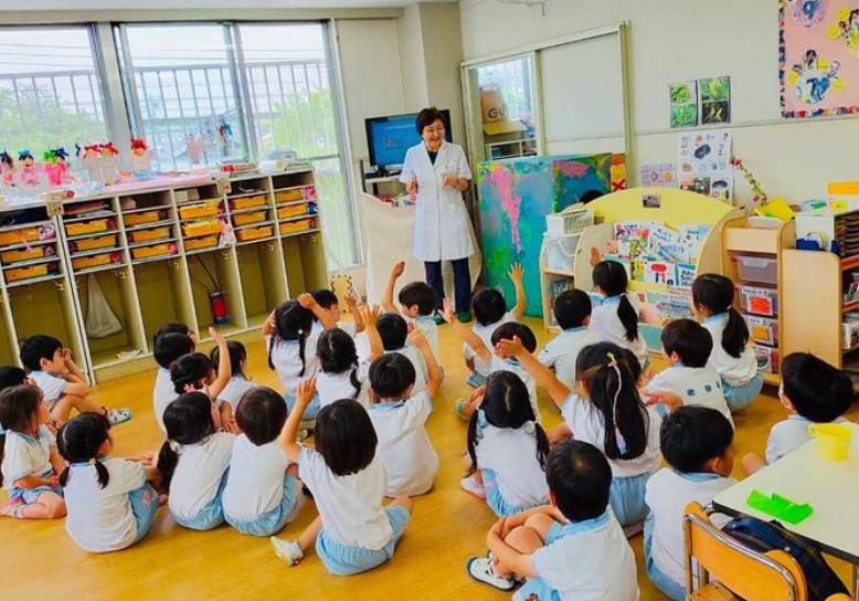 幼稚園にて手洗い指導